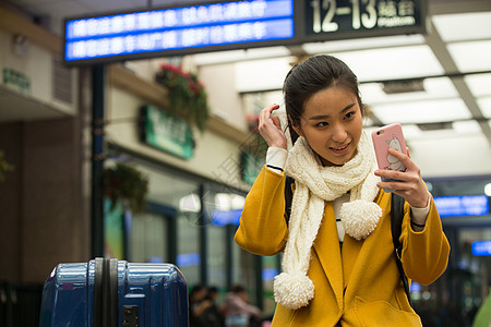 幸福表现积极东方人青年女人在火车站图片