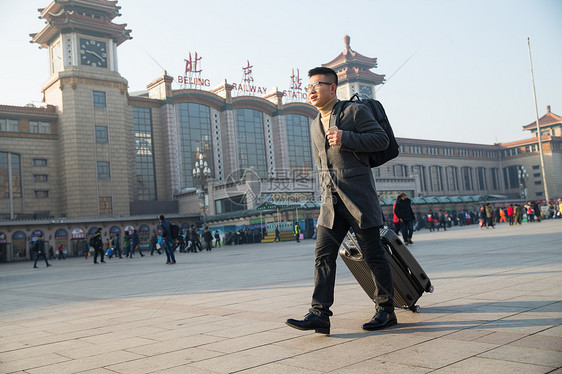 附带的人物城市风光青年男人在火车站图片