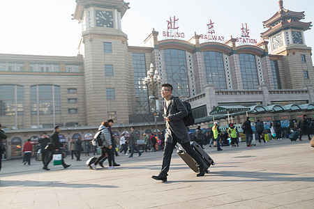 背包客彩色图片旅行青年男人在火车站图片