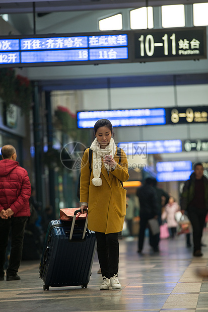 美女休闲装青年女人在火车站图片