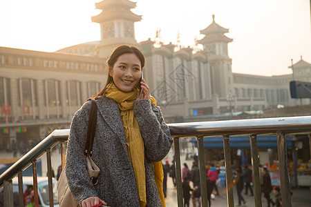 运送交通行李青年女人在站前广场图片