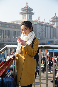 手机春运青年女人在站前广场图片