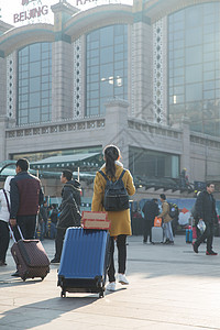 拿着亚洲人仅一个青年女人青年女人在站前广场图片