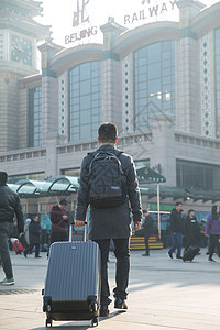 旅行者仅成年人幸福青年男人在火车站图片