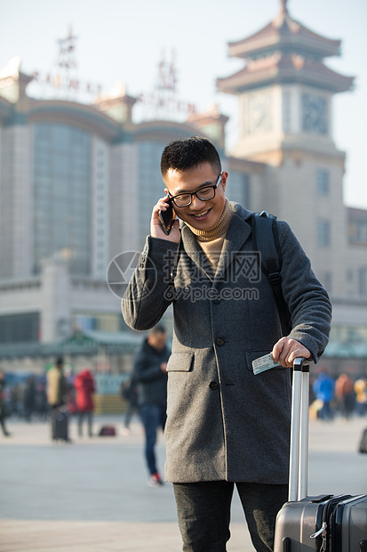 北京旅行城市风光青年男人在火车站图片