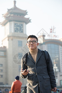 乘客旅行的人日光青年男人在火车站图片