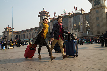 北京男人旅行青年男女在站前广场高清图片