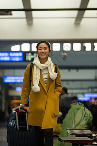 公共交通摄影春节青年女人在火车站图片