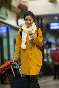 运输大楼行李幸福青年女人在火车站图片