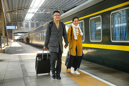 运输大楼东亚旅行者青年情侣在火车站图片