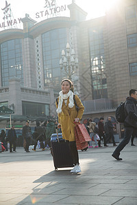 旅行的人亚洲成年人青年女人在站前广场图片