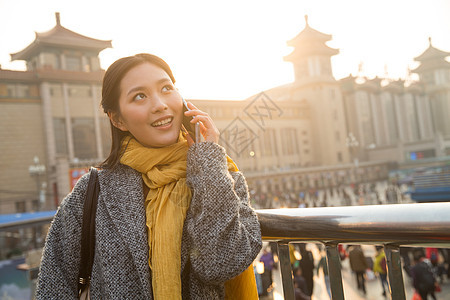 东亚公共交通成年人青年女人在站前广场图片