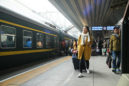 离开行李彩色图片青年女人在车站月台图片