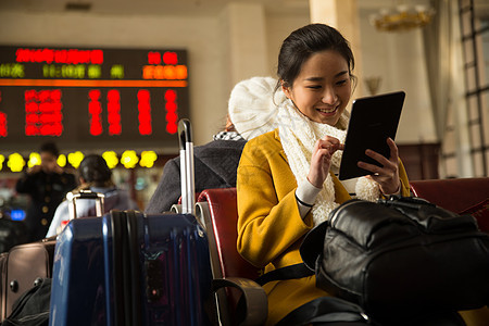 候机厅彩色图片漂亮的人青年女人在火车站图片