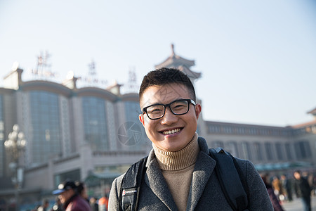 亚洲选择对焦20到24岁青年男人在火车站图片
