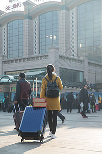 等待漂亮的人成年人青年女人在站前广场图片