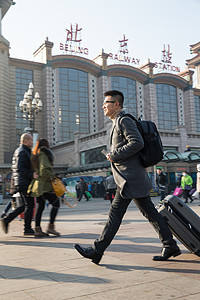 广场乘客旅游青年男人在火车站图片