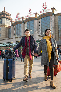 背包客中年人旅行青年男女在站前广场图片