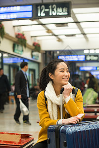 户内快乐仅一个女人青年女人在火车站图片