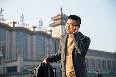 建筑20到24岁北京青年男人在火车站图片