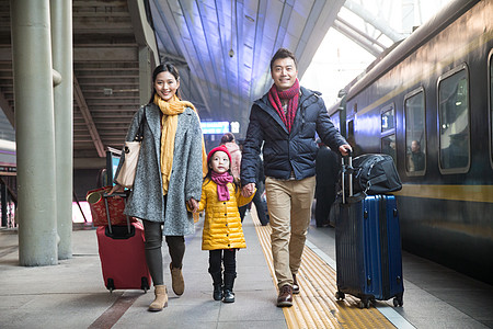 中年男人火车站出发幸福家庭在车站月台图片