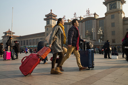 旅行者两个人休闲装青年男女在站前广场图片
