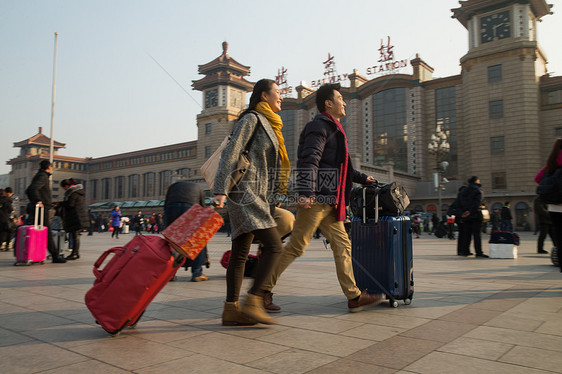 旅行者两个人休闲装青年男女在站前广场图片