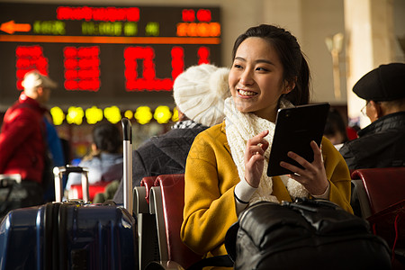 春运旅游旅行青年女人在火车站高清图片