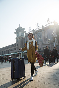 仅一个人拿着青年女人在站前广场图片