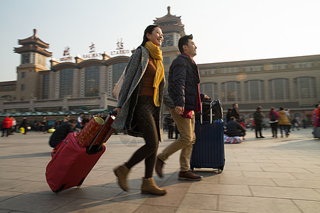 中年人休闲装情侣青年男女在站前广场图片