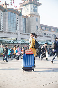 过年回家旅行的人青年女人在站前广场图片