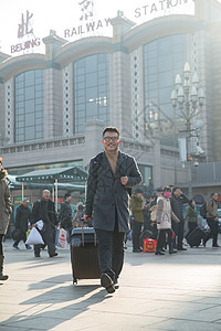 微笑广场旅行青年男人在火车站图片