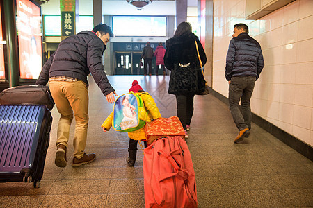 火车站成年人女儿幸福家庭在候车厅图片