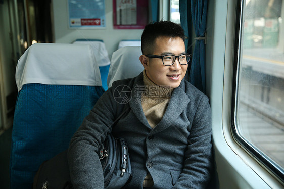 20到24岁水平构图离开青年男人在火车上图片
