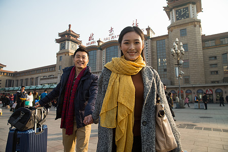 建筑新年漂亮的人青年男女在站前广场图片