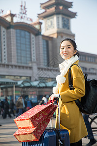 20到24岁户外亚洲人青年女人在站前广场图片