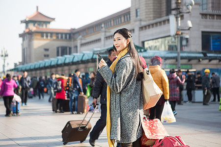 美女日光信心青年女人在站前广场图片