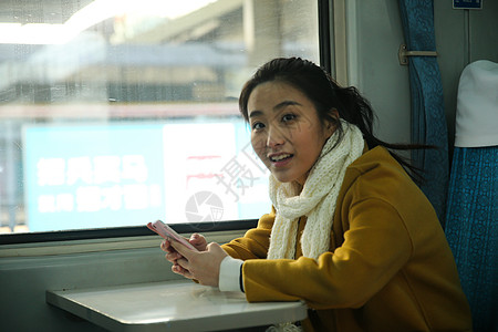 仅一个女人旅行者成年人青年女人在火车上图片