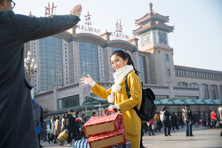 出发中年人建筑青年男女在火车站背景图片