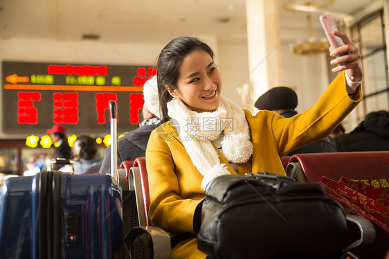 成年人交通青年女人在火车站图片