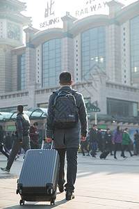 幸福春节休闲装青年男人在火车站图片