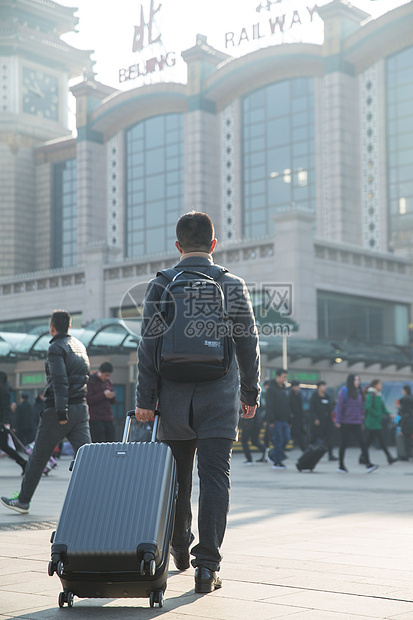 幸福春节休闲装青年男人在火车站图片