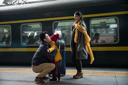 亲吻妈妈水平构图火车站5到6岁幸福家庭在车站月台背景