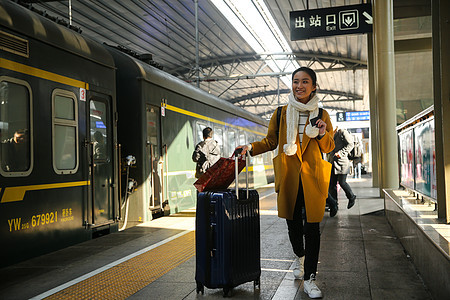 火车站附带的人物青年人青年女人在车站月台图片