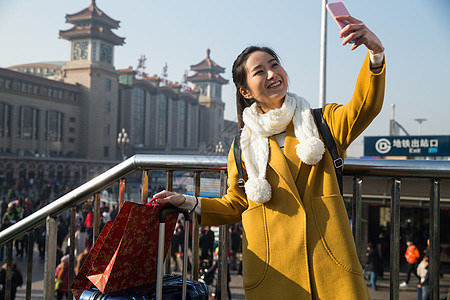 附带的人物休闲装幸福青年女人在站前广场图片