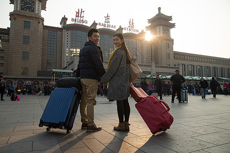 乘客春节青年女人青年男女在站前广场图片