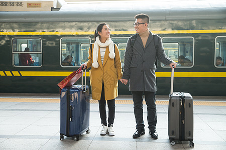 车站情侣户内亚洲人旅行者青年情侣在火车站背景