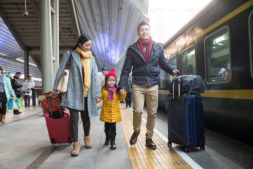 回家核心家庭信心幸福家庭在车站月台图片