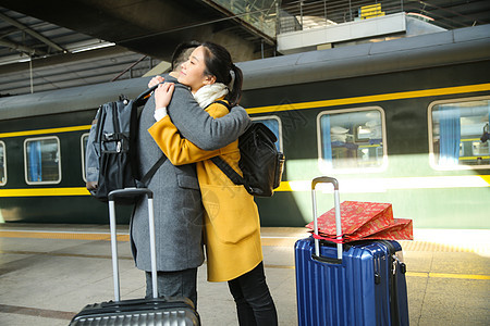 旅游告别北京青年情侣在火车站背景图片
