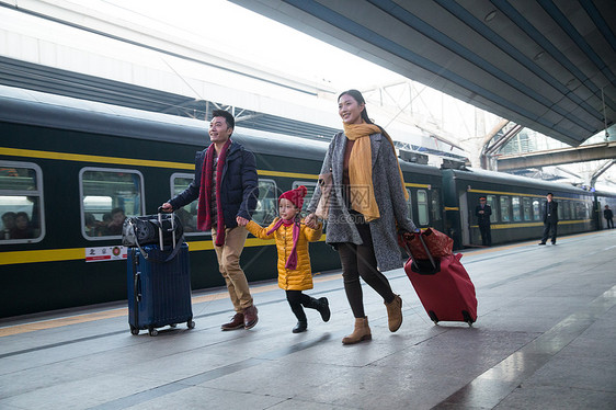 火车站30岁到34岁旅行者幸福家庭在车站月台图片